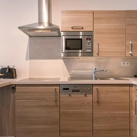 Completely Renovated Studio Located In Apartment *